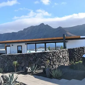 La Belle Vie Famara